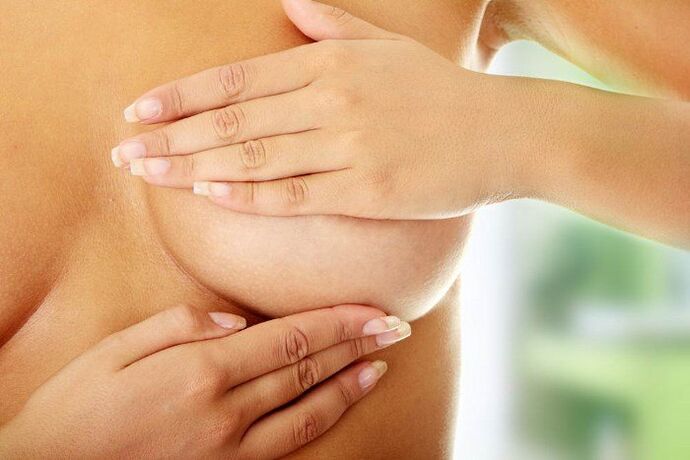 Frotar los senos con aceite para agrandarlos