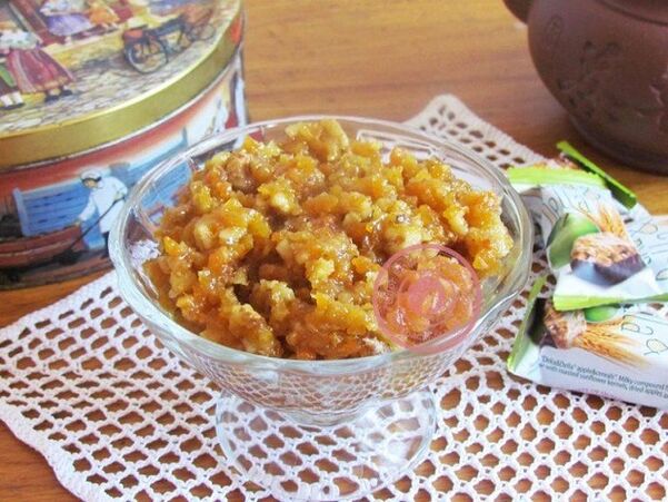 Mezcla de nueces y miel para agrandar los senos